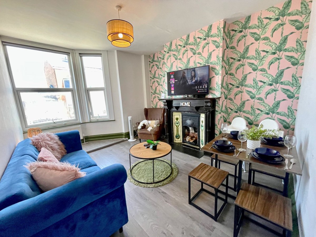 Living room in Askew Road