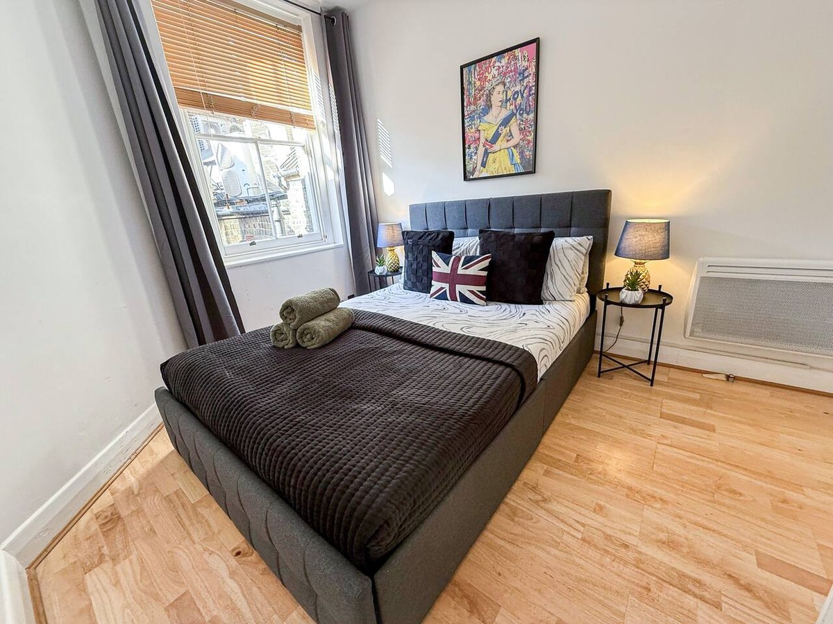 Bedroom with a double bed in Hackney