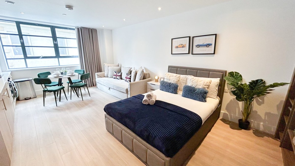 Sleeping and living area in Regents Park Marylebone